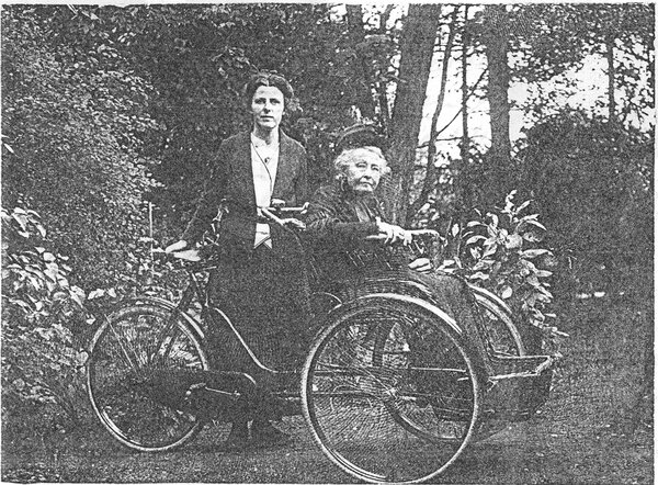 over-oud-oma v. Leeuwen & Annemie 1920.jpg