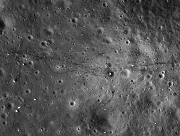 NASA-photos-show-Footprints-on-the-Moon-1.jpg