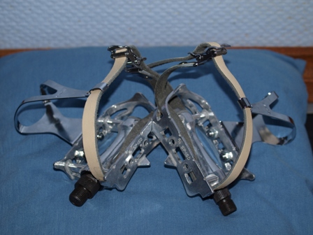 SP-150 pedals, clips & straps.jpg