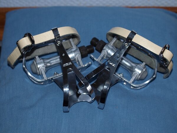 SP-150 pedals-clips-straps.jpg