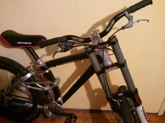 Lobo Azonic Bars cockpit.webp