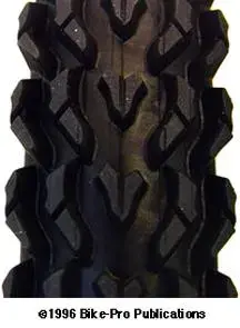 ww_aggro_21_blk_frt_tread.webp