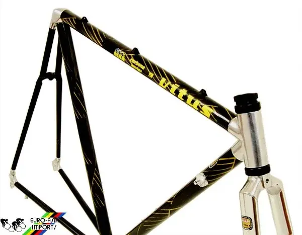 front_632_detail.webp
