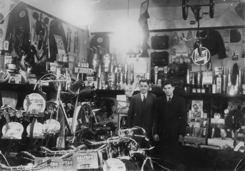 Halfords_MerthyrTydfil_DonRees_1950_crop_AnitaRees.webp