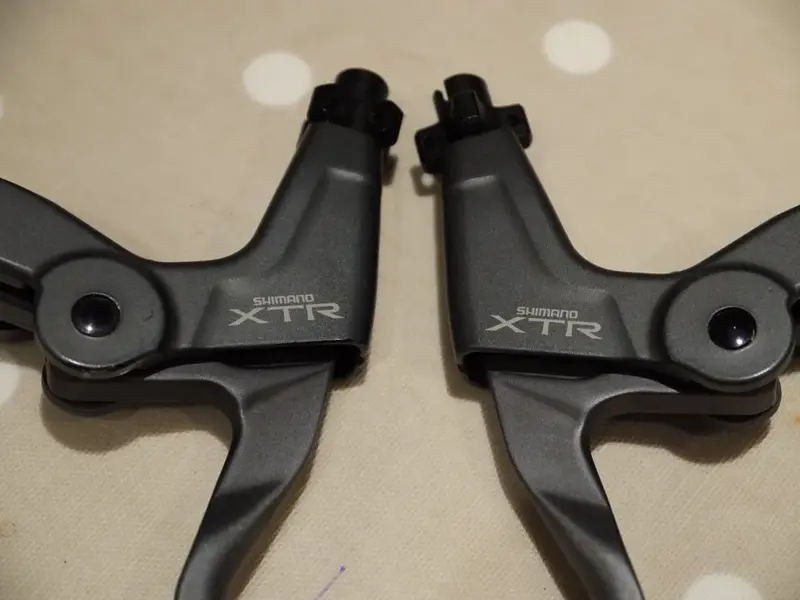M950 XTR V brake levers.webp