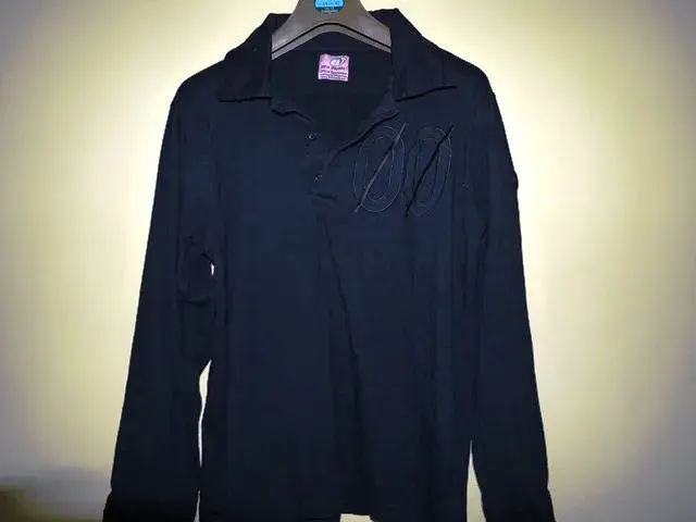 black retro top.webp