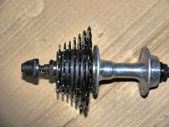 shimano hub and cassette.webp