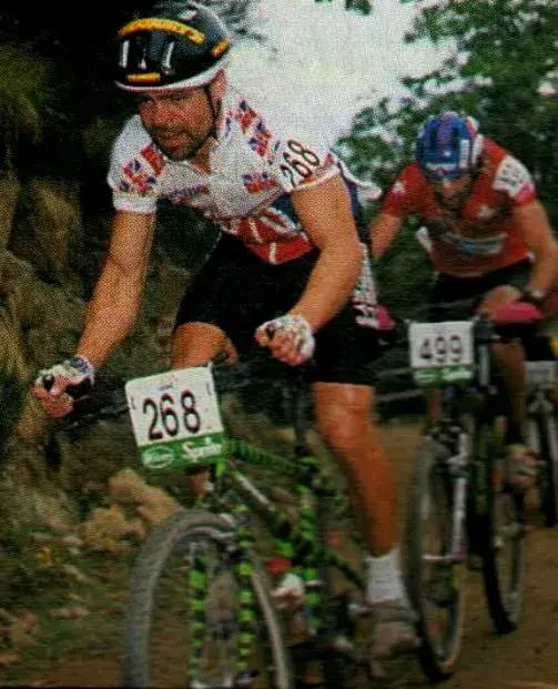LES LLOYD RACING FOR OVERBURYS IN THE VETS CLASS..webp