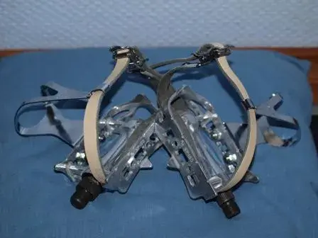 SP-150 pedals, clips & straps.webp