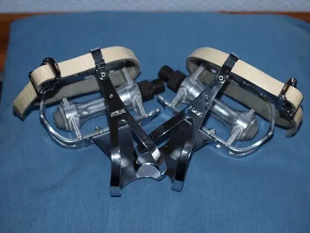 SP-150 pedals-clips-straps.webp