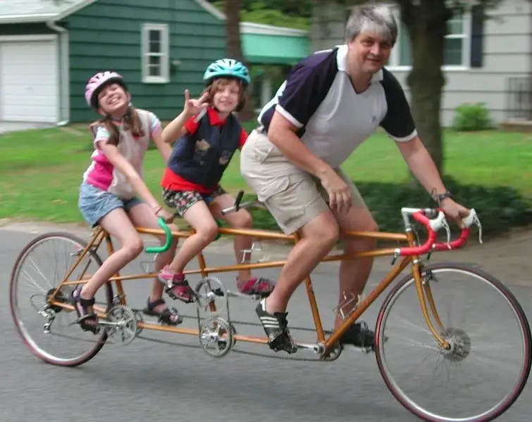 Family_outing_on_Soens_triplet_close-up.webp