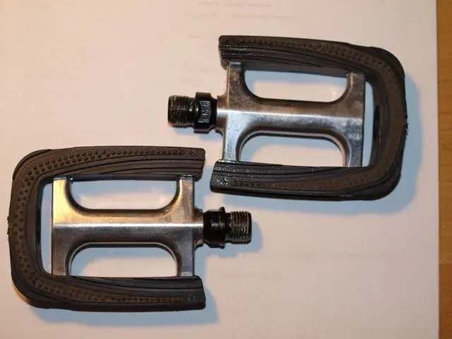 City Bike flat pedals.webp