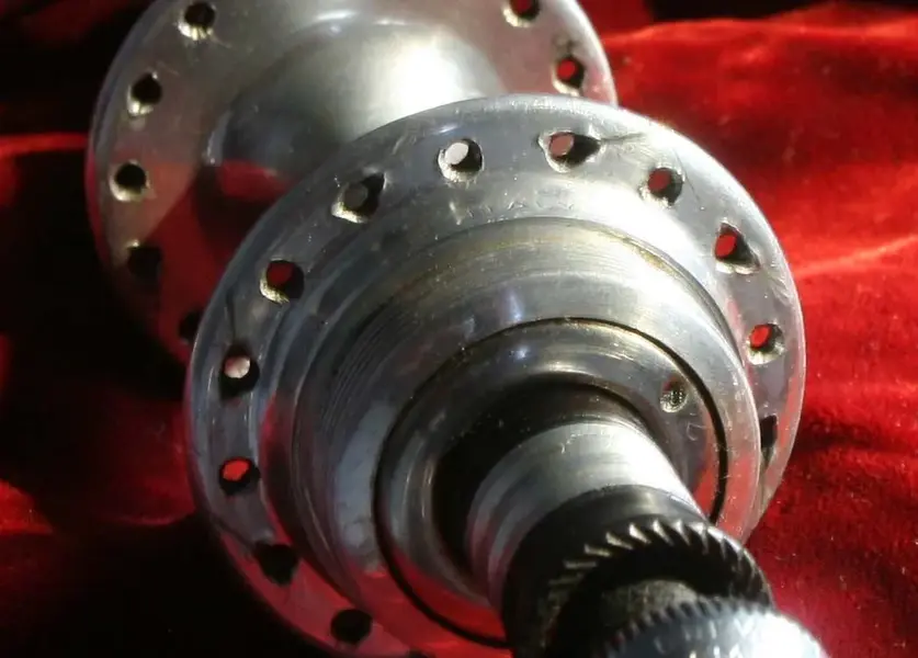 Record rear hub 2.webp