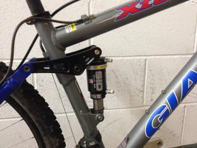 Gaint Rear Shock.webp