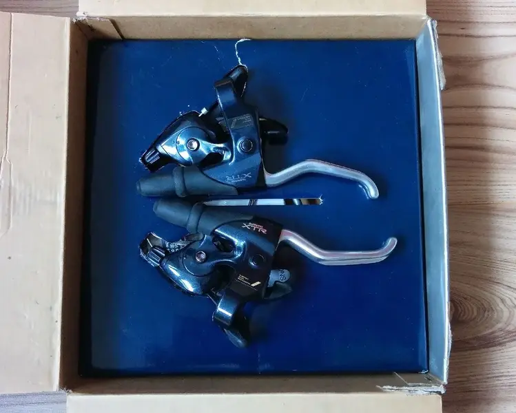 M900-Levers-Shifters.webp