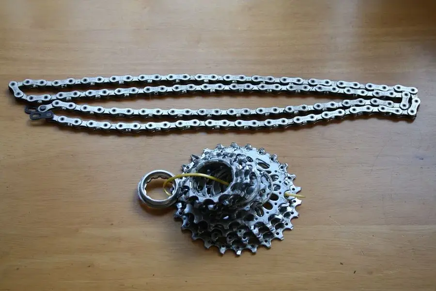 SRAM PG1070 cassette and chain.webp