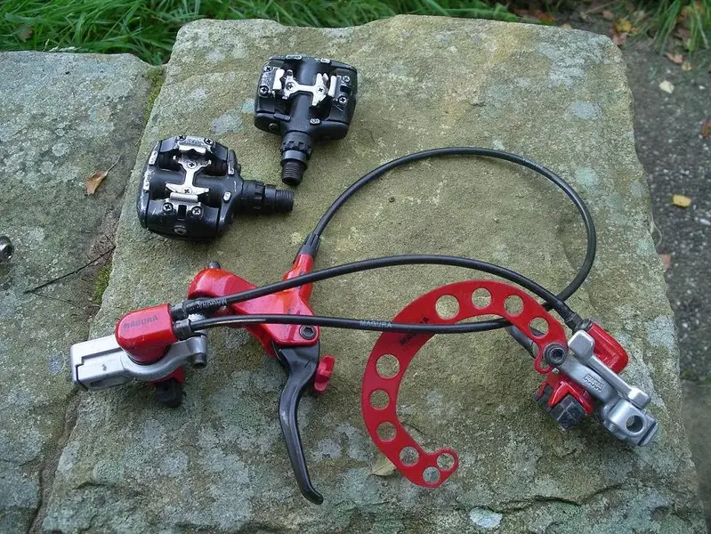 Shimano PD-M737 Pedals and Magura HS-33 Front.webp