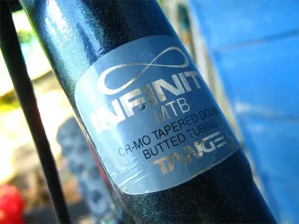 tange-infinity-grey-gold.webp