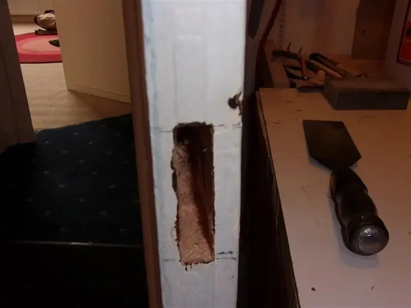 Fitting a door lock 002 (Custom).webp
