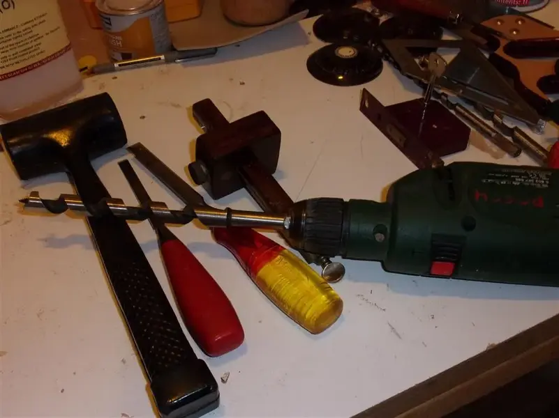Fitting a door lock 001 (Custom).webp
