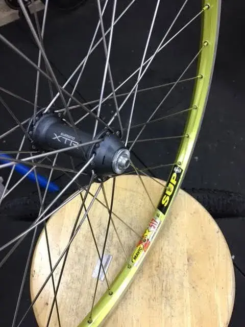 yellow-mavic-wheels-xtr-hubs1.webp