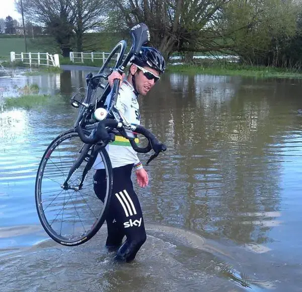 mark-cavendish-puddle-image-twitter.webp