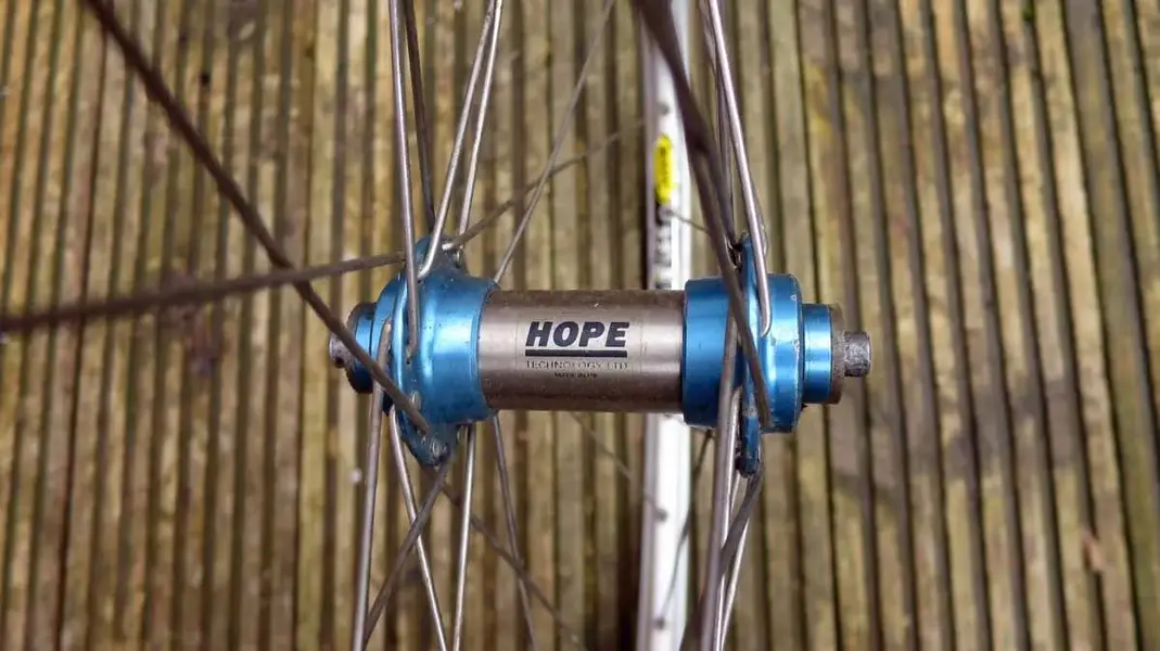 Blue anodised front hub.webp