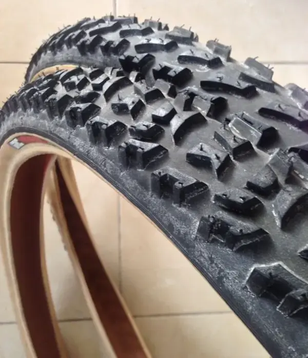 IRC ピラニアPRO 2 NEW IRC Piranha Pro 26 x 2.0 Mountain Bike Tires Vintage