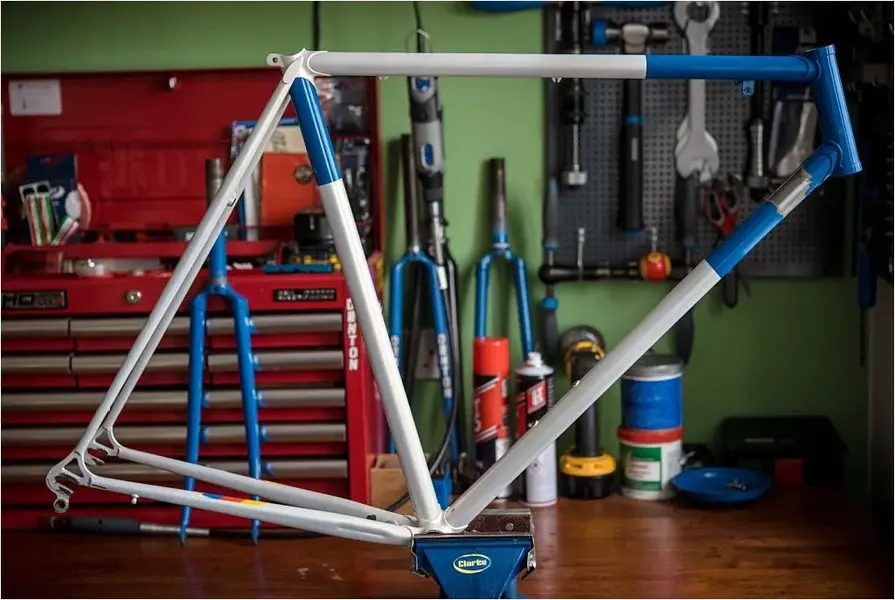 6 SB6560 1984 531c Services des Courses Panasonic Raleigh Frame Ready for New Bosses.webp