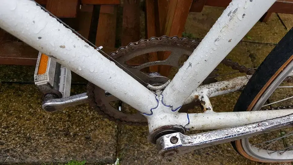 white racing bike BB.webp
