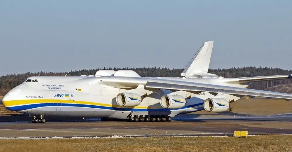 Antonov_An-225_front_left_view.webp