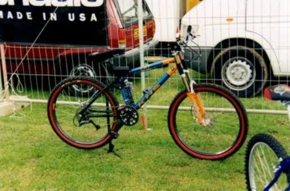 sponsor_team_bikecustom_painted_race_team_colours_123.webp