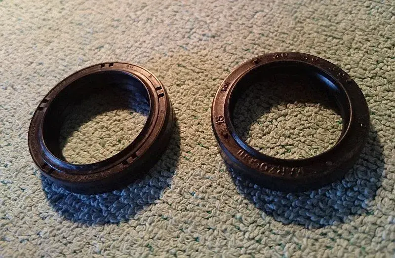 Bomber 30mm Oil Seal Differences 800px.webp