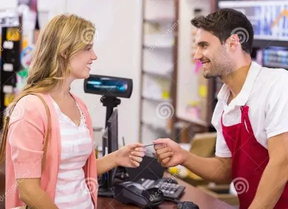 mujer-sonriente-en-la-caja-registradora-que-paga-con-la-tarjeta-de-crédito-56487083_crop_576x...webp