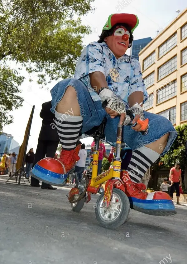 clown-riding-a-miniature-bike-during-a-clown-parade-in-mexico-city-BNHKPY.webp