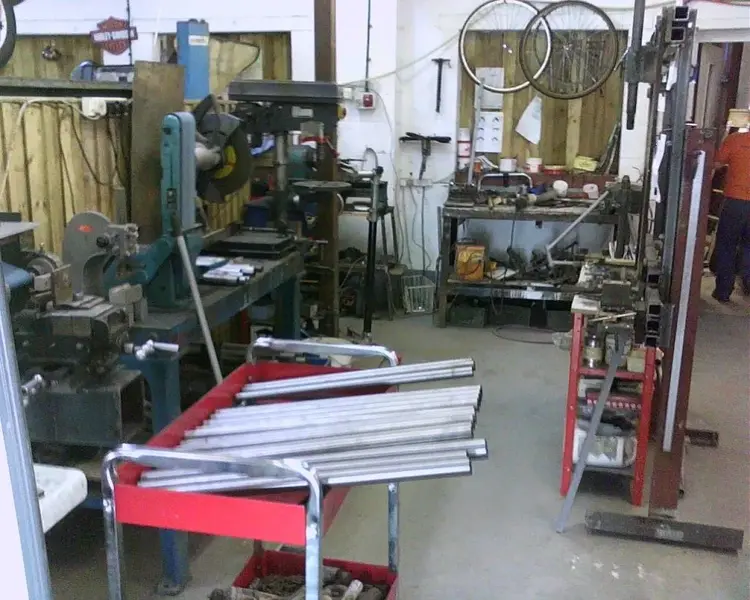 A tidy Workshop-Lee Cooper..webp