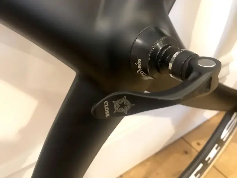 Xentis Mark 1 Full Carbon Fiber 700c wheel set + Case