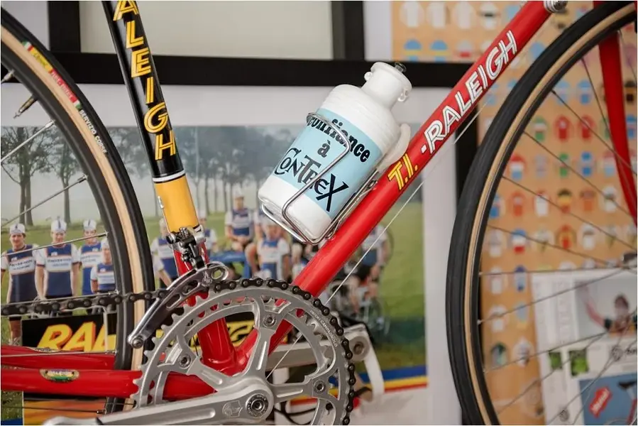 ta-and-contrex-tour-de-france-ti-raleigh-sbdu-sb4059-bottle-and-cage-fitted.webp