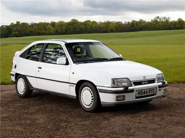 Classuc-Car-Reviews-Vauxhall-Astra-Mk2-GTE.webp