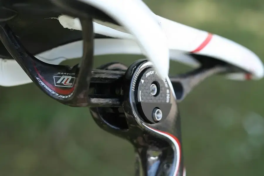 Selle Italia Monolink system clamp from rear.webp