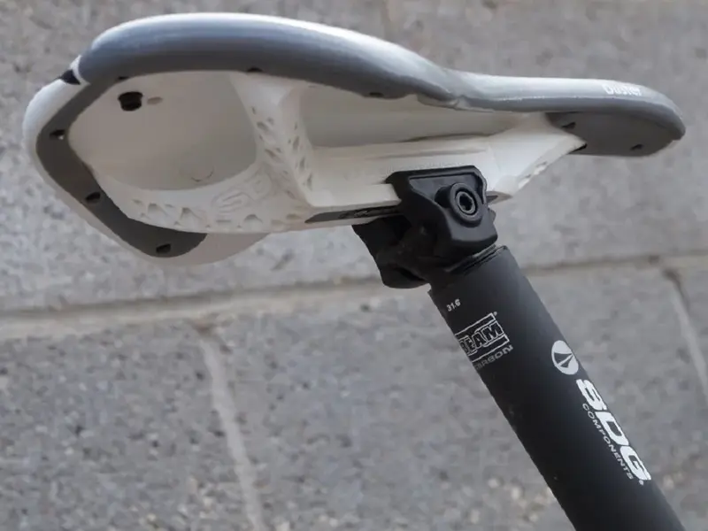 SDG-I-Beam-Carbon-seatpost-4.webp