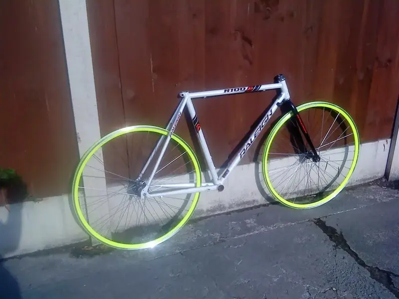 Raleigh r100 road bike outlet