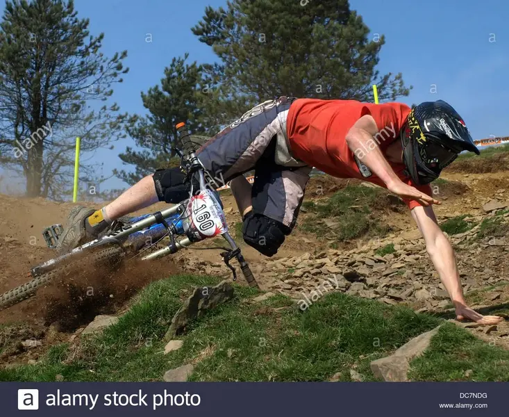 mountain-bike-crash-DC7NDG.webp