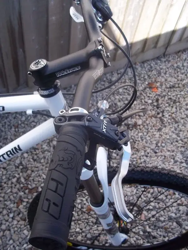 COMPLEMENTING RACE FACE FINISHING KIT, CRANKS, RINGS, HEADSET, GRIPS, BAR, STEM, SEATPOST..webp