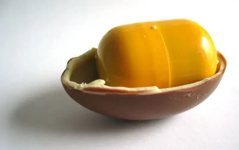 800px-Kinder_Surprise_halved.webp