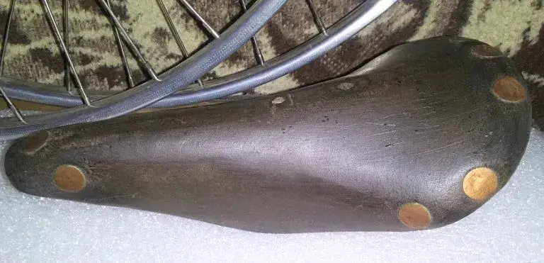 MERTENS TRACK IDEALE SADDLE.webp MERTENS TRACK IDEALE SADDLE.webp