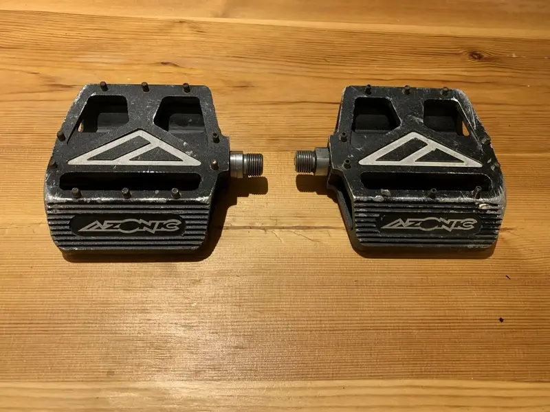 Azonic pedals.webp