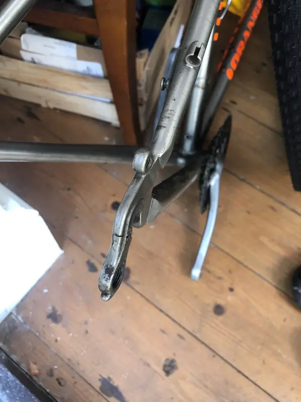 Orange P7_mech hanger.webp Orange P7_mech hanger.webp