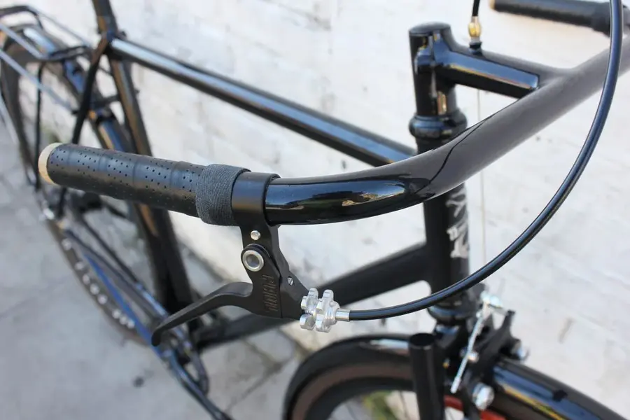 donhou-bicycles-black-commuter-2.webp