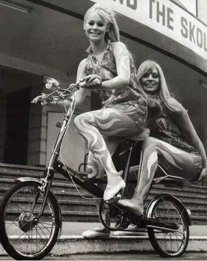 a92f70d4fc3ed38eeee4bdd127f2d89a--ride-a-bike-swinging-london.webp